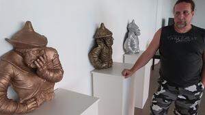Bildhauer Paul Mühlbauer mit drei von seinen Güssen im Künstleratelier Kaserngasse