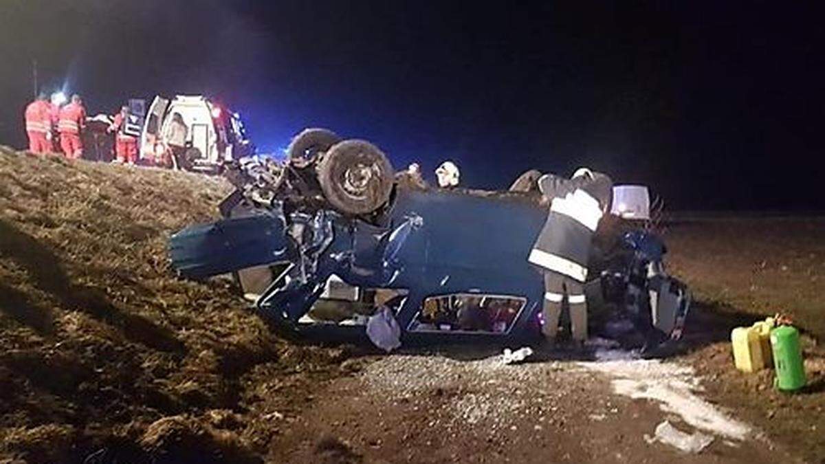 Ein Auto überschlug sich und landete auf dem Dach 