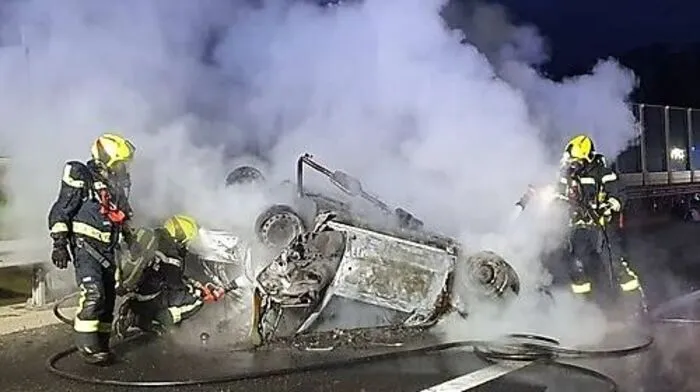 Der PKW stand in Vollbrand und musste gelöscht werden