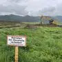 Bagger graben sich durch das Gebiet, lange Wälle entstehen