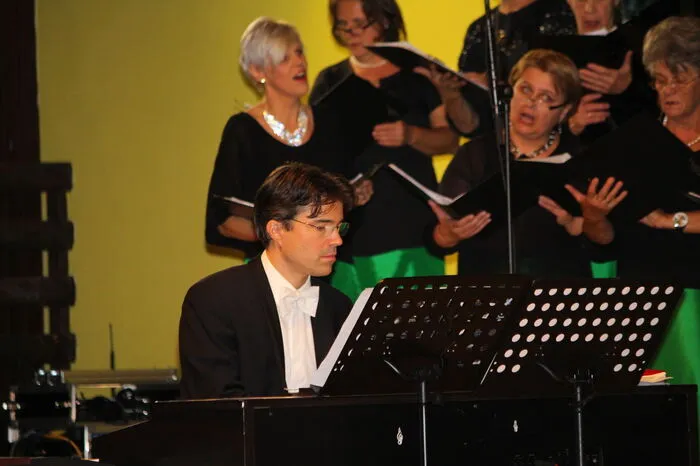 „Mit diesem Konzert hat der Chor das Tor zum nächsten, vierten Jahrzehnt weit geöffnet.“ Begleitet wurden die Sänger einmal mehr vom Pianisten Michael Wasserfaller und der Schlagzeuger Michael Bernsteiner.