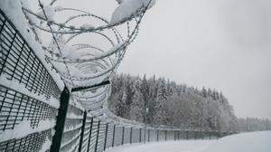Baltische Staaten bauen Verteidigungsanlagen | Ein Grenzzaun an der estnischen Ostgrenze zu Russland. Bis 2025 soll er 115 Kilometer lang sein
