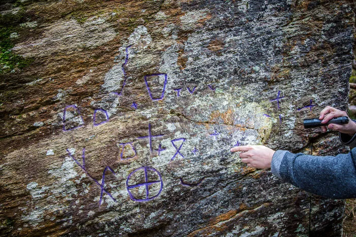Eine Seite der „Predigtstuhls“ zieren mysteriöse und bis heute nicht entschlüsselte Symbole. Man hält sie für Walenzeichen – einen Code, mit dem sich im Mittelalter Erzsucher aus dem Süden verständigt haben. Walen (oder auch Venediger) nannte man sie wegen ihrer Herkunft.