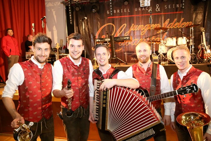 Zur Musik der „Jungen Fidelen Lavanttaler“ das Tanzbein schwingen sah man unter anderen Bürgermeister Andreas Grabuschnig, Landtagsabgeordnete Gabi Dörflinger sowie Alt-Bürgermeister Helmut Lassernig. 