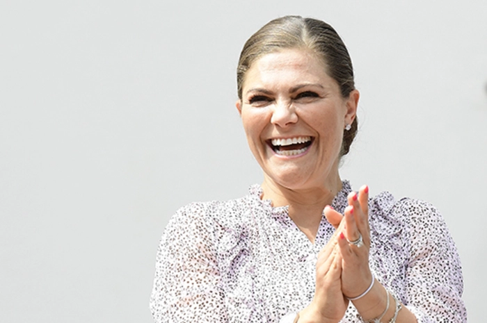 Sie selbst bezauberte in einem luftigen rosa Kleid mit roten Fingernägeln und Diamantschmuck. Sie hat schon lange nicht mehr so glücklich ausgesehen.
