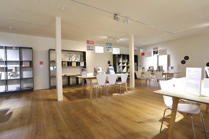 Entlang von 15 Begriffen wird in der Ausstellung konkret, was „Verlockung und Zwang“, „Einschluss und Ausschluss“ bedeuten, wenn man in unterschiedliche Bereiche der Wirklichkeit und des Alltags zur Zeit der NS-Herrschaft blickt.