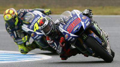 Jorge Lorenzo (99) gegen Valentino Rossi