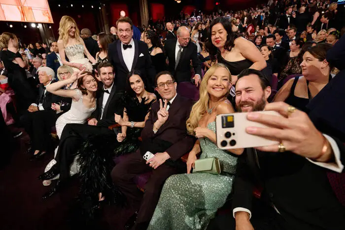 Es hat mittlerweile Kultstatus! Seit Jahren sorgen die Oscar-Selfies mit Starbesetzung für Begeisterung im Netz. 2026 lächeln Größen wie Demi Moore, Kate Hudson oder Emma Stone in die Kamera