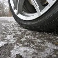 Der Teenager kam auf der Flucht vor der Polizei auf der eisglatten Fahrbahn ins Rutschen (Symbolbild)