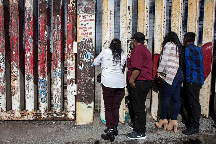 "Für eine Beziehung gibt es diese Mauer nicht, Liebe kennt keine Grenzen", sagte die Braut Evelia Reyes auf der mexikanischen Seite auf dem Gebiet der Stadt Tijuana.