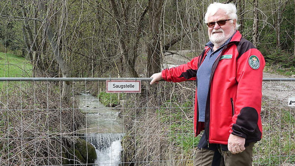 Gewässeraufseher Maximilian Poier vor dem betroffenen Bach in Lassing