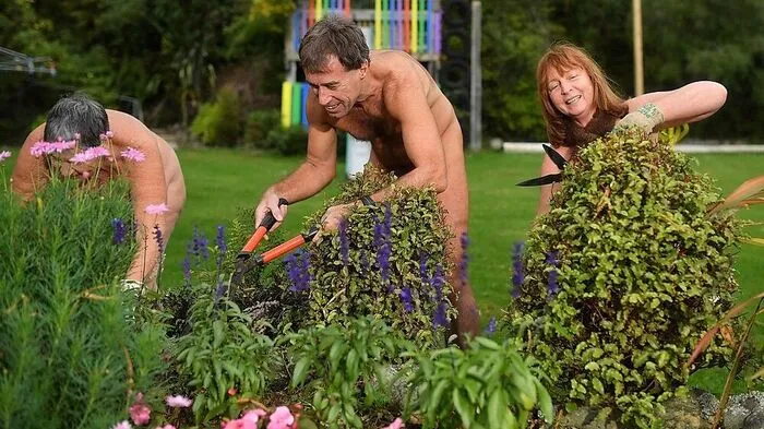 Brent Anderson und Robyn Beach vom FKK-Club Wellington sind auch heuer wieder mit Begeisterung dabei - trotz der kühlen Temperaturen wird fleißig nackt gegärtnert.