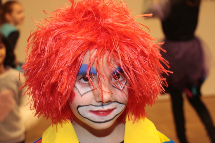 Im Pfarrsaal tummelten sich Clowns, Piraten, Feuerwehrleute, kleine und größere Hexen, Käfer, Polizisten und und und.