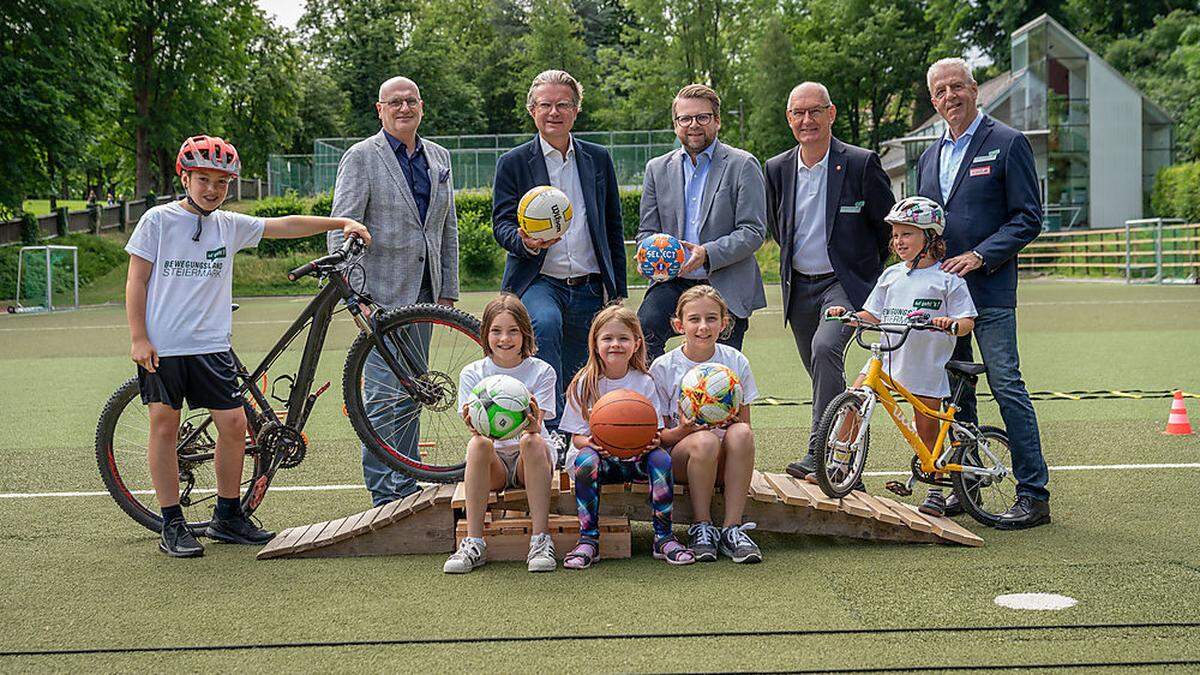 Sportfachverbände-Vertreter Wolfgang Bartosch, Sportlandesrat Christopher Drexler, Klubobmann Hannes Schwarz, Sportunion Steiermark Präsident Stefan Herker und ASKÖ Steiermark Präsident Gerhard Widmann (v.l.)