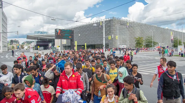 Um die Situation am Grenzübergang Nickelsdorf zu entlasten, werden erstmals Flüchtlingsgruppen organisiert nach Graz gebracht. Für zwei Stunden befinden sich rund 300 Personen in der Stadthalle, dann geht es mit dem Zug weiter in Richtung Deutschland.