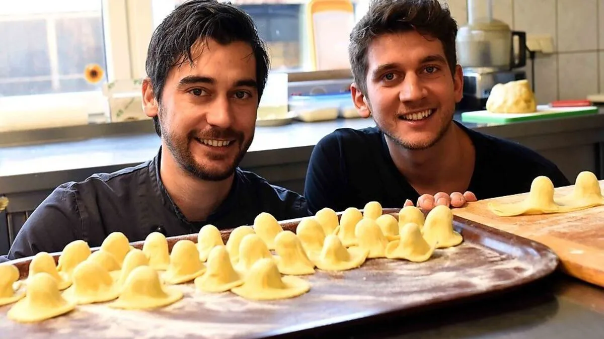 Andreas (links) und Martin Morolz wurden mit Hauben belohnt