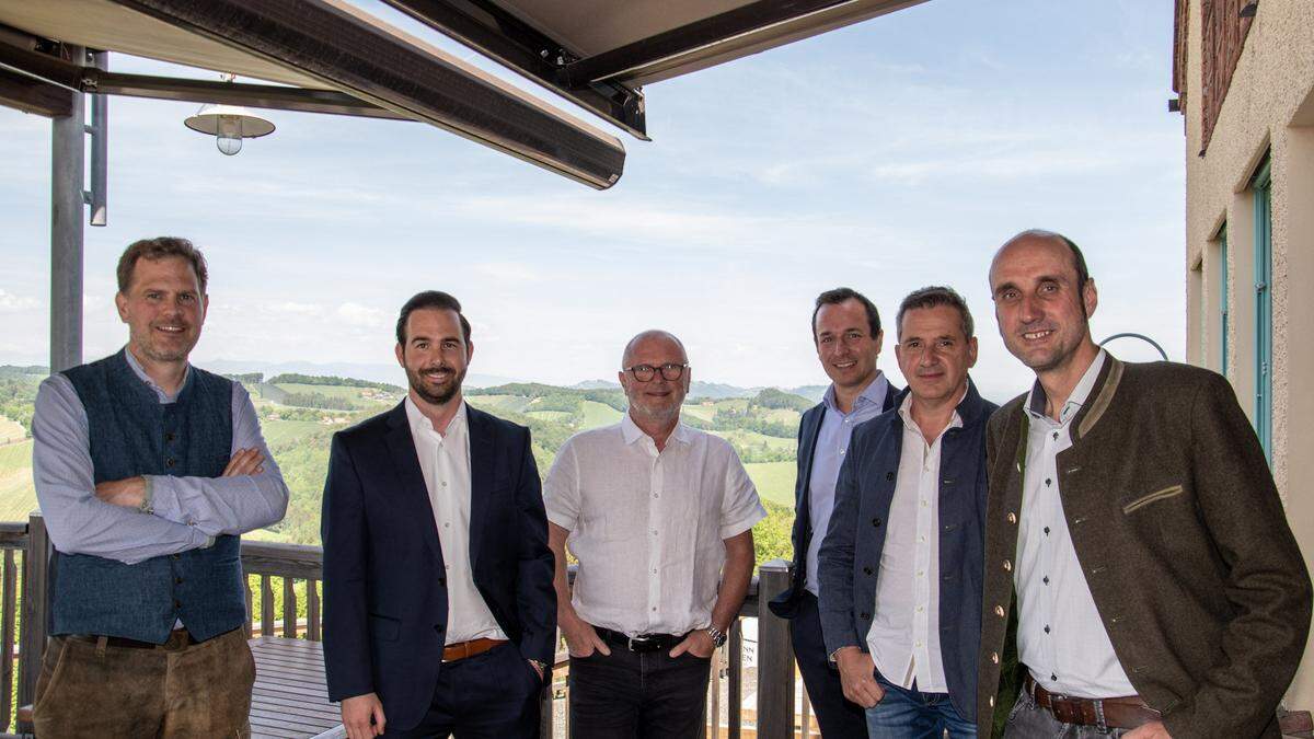 Hans Kilger (3. von links) mit Vertretern bauausführender Firmen auf der Terrasse des neuen Jaglhofs in Gamlitz
