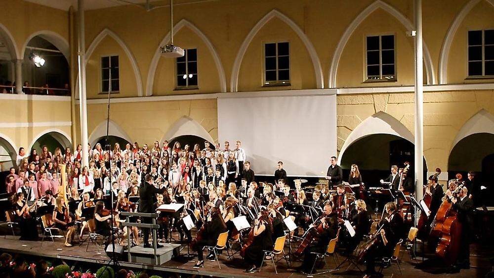 Ein Großaufgebot an Musikern und Sängern in der Fachhochschule Spittal