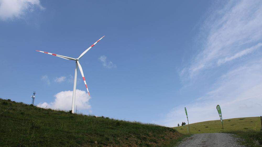 Die neue Windkraftanlage auf der Sommeralm ist bereits von Weitem zu sehen
