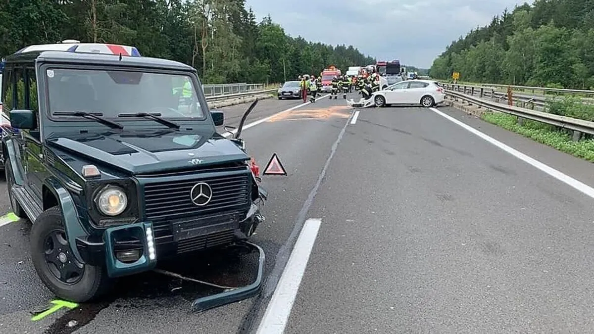 Die beschädigten Fahrzeuge waren über die Fahrbahn verteilt