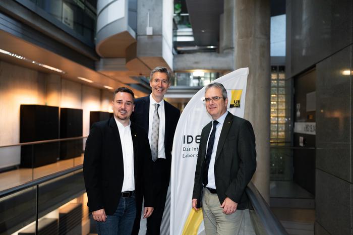 Michael Friedl (IDEa_Lab), Vice-Rector Markus Wallenbock, Rector Peter Riedler