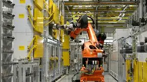 ABD0094_20250723 - STEYR - ÖSTERREICH: ++ THEMENBILD ++ Eine automatisierte Produktionstraße mit einem Fertigungsroboter mit Teilen eines  Elektromotors im BMW Group Werk Steyr anl. eines Pressetermins "voestalpine und das BMW Group Werk Steyr gestalten gemeinsam die automobile Zukunft" am Mittwoch, 23. Juli 2025 in Steyr. - FOTO: APA/HARALD SCHNEIDER