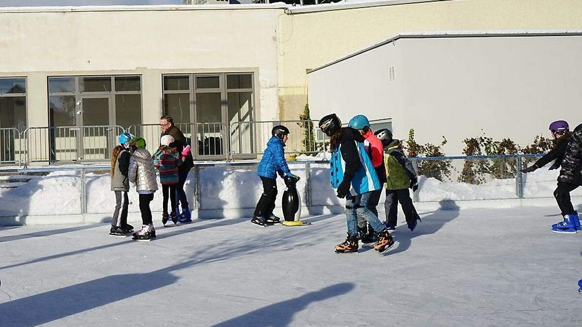 Trotz Schließgungs-Gerüchten: Der Eislaufplatz ist unter Einhaltung der 2G-Regel geöffnet und gut besucht