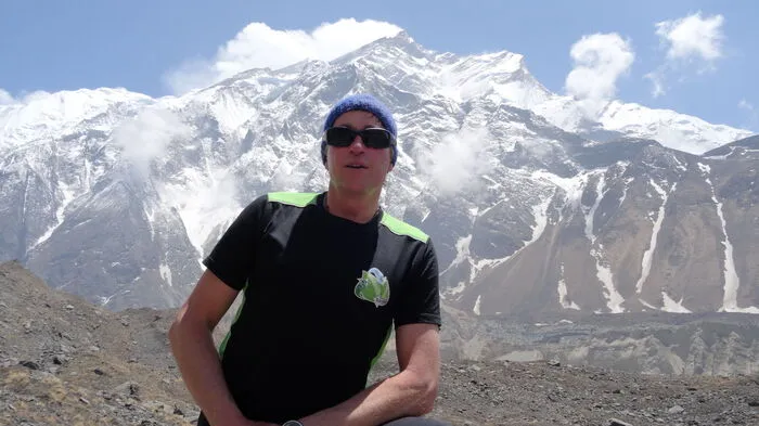 Alpinist Hans Wenzl vor dem mächtigen Gipfel der Annapurna (8091 Meter hoch).