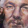 Stella Assange vor einem Gemälde ihres Ehemanns in Neapel. Im Falle einer Auslieferung an die USA drohe ihm Schlimmstes, befürchtet sie  