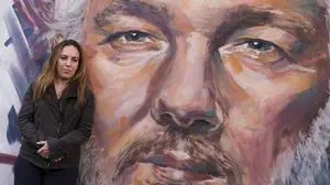 News - Julian Assange, mural unveiled in Naples Mural dedicated to Julian Assange. It was unveiled today, 10 November 2023, in the Scampia neighbourhood of Naples by Stella Morris, wife and former lawyer of the Australian journalist and activist, founder of the website Wikileaks, jailed in the UK since 2019 on charges of espionage for revealing secret US documents. Napoli Napoli Italy Copyright: xAntonioxBalascox/xLiveMediax LPN_1125068