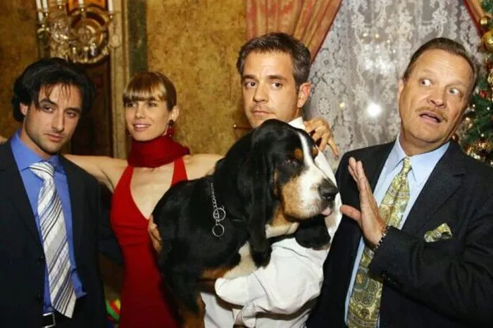4. Dezember Der Weihnachtshund (2004) von Michael Keusch. FSK 6Weihnachtsfeeling: 10/10 Max hasst Weihnachten und beschließt, auf Reisen zu gehen. Dabei gibt es nur ein Problem, nämlich Kurt, Max’ Hund, der nicht mitfliegen kann. Also bittet er Katrin um Hilfe und diese wittert ihre Chance, ihrem eigenen Weihnachtsdesaster mit der Familie fernzubleiben. Denn Katrins Vater reagiert allergisch auf Hunde. Wo kann man den Film ansehen? Netflix: neinAmazon Prime: jaDisney Plus: nein