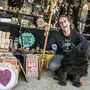 Gemeinsam mit Hündin „Queen van Feeling“ ist Ewald Schwaiger an seinem „Free Kingdom“-Stand am Krämermarkt anzutreffen