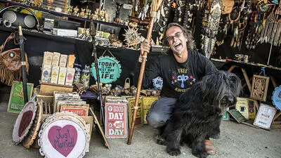 Gemeinsam mit Hündin „Queen van Feeling“ ist Ewald Schwaiger an seinem „Free Kingdom“-Stand am Krämermarkt anzutreffen