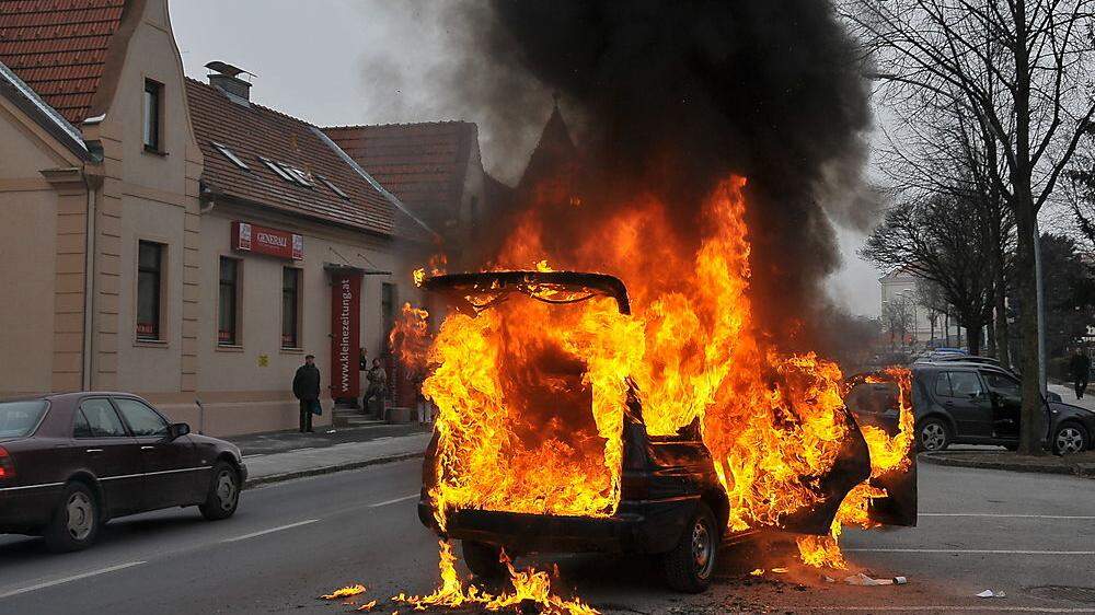 Direkt vor der Kleine-Redaktion in Hartberg brannte im Jahr 2009 ein Auto