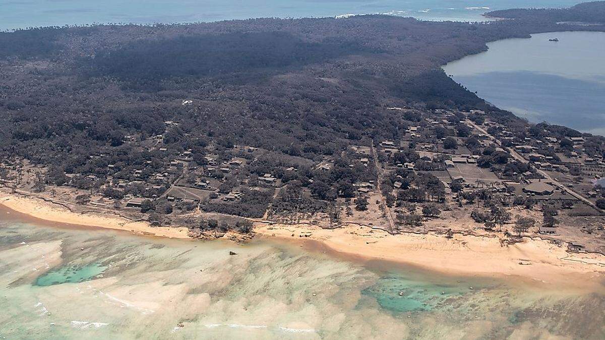 Ein Bild der neuseeländischen Streitkräfte zeigt ein mit Vulkanasche bedecktes Gebiet in Tonga.