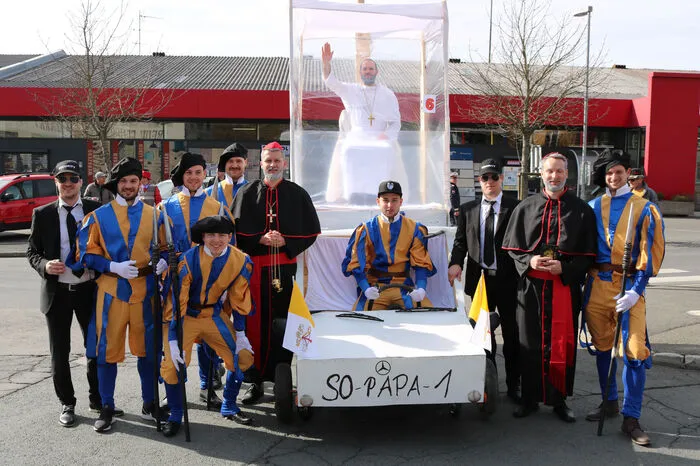Der SV Gnas versuchte es hingegen mit Gottes Segen und zog mit dem Papst inklusive Papamobil, Securities, Kardinälen und Schweizergarde durch die Marktgemeinde.