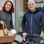 Von links: Claudia Wiesenreiter mit Thomas Wernbacher, dersich freiwillige zum Ausliefern der Lebensmittel gemeldet hat