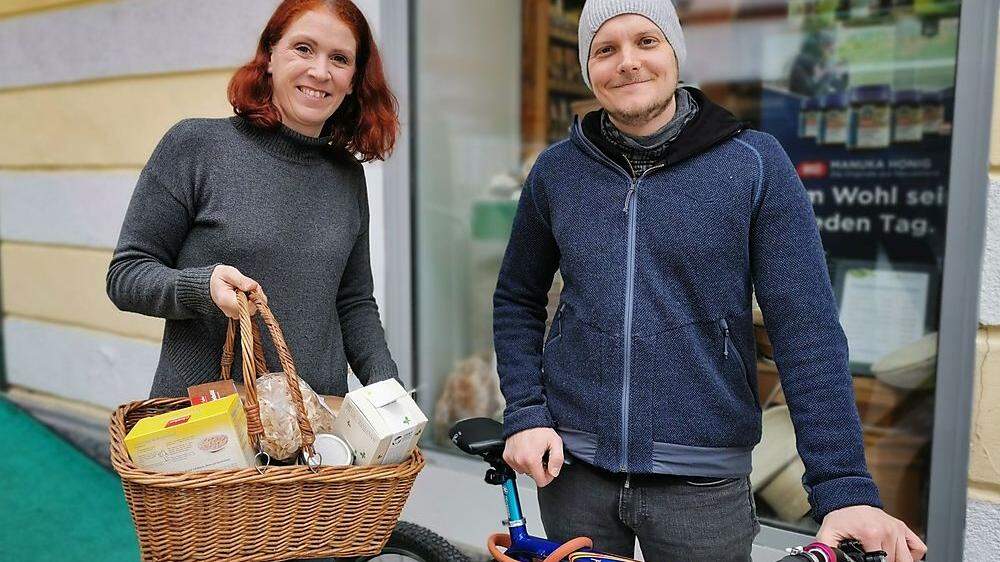 Von links: Claudia Wiesenreiter mit Thomas Wernbacher, dersich freiwillige zum Ausliefern der Lebensmittel gemeldet hat