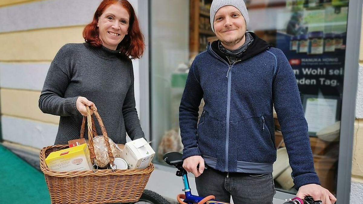 Von links: Claudia Wiesenreiter mit Thomas Wernbacher, dersich freiwillige zum Ausliefern der Lebensmittel gemeldet hat