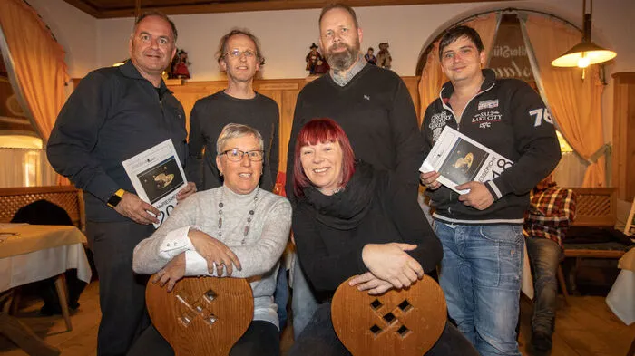 Hinten: Peter Pirker, Georg Unterguggenberger, Michael Breschan, Thomas Iselp; Vorne: Michaela Waltl und Sarah Klaunzer-Sporer