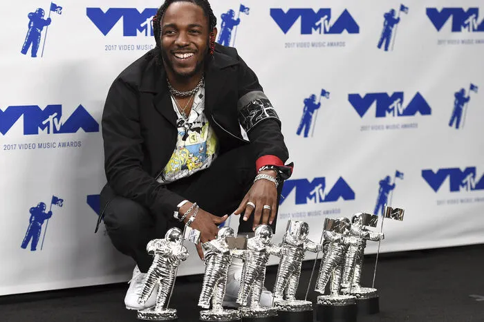 Der US-amerikanische Rapper Kendrick Lamar hat den Hauptpreis bei der Verleihung der MTV Video Music Awards gewonnen. In der Nacht auf Montag gewann er mit seinem Hit "Humble" in der Hauptkategorie "Video des Jahres".