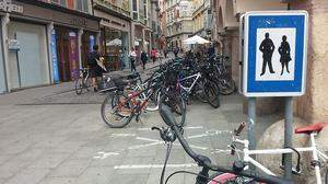 Grazer Hauptplatz, Ecke Sporgasse: Dort tummeln sich zahllose Fahrräder. Manche nutzen das Verkehrsschild, um das Rad anzuketten