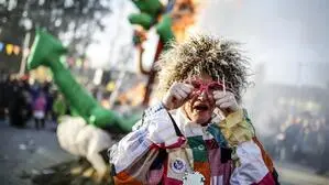 Mitglied der Waidmannsdorfer Faschingsgilde, verkleidet mit einer großen Brille, tut so, als ob es weinen würde | Vor drei Jahren ging der letzte Faschingsumzug in Klagenfurt über die Bühne