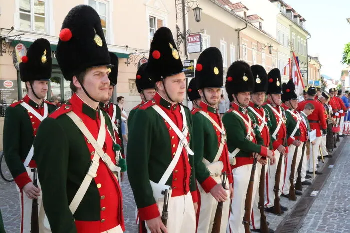 Am Hauptplatz neben zahlreichen Gemeindeoberhäuptern unter anderen gesehen: Landtagsabgeordneter Günter Leikam, Bürgermeister Martin Kulmer sowie Bürger- und Schützengarden-Landesobmann Manfred Berger.