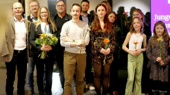 Einige der jungen Künstlerinnen mit Kulturreferent Oswin Donnerer (ganz links), Künstler Günter Pösinger und Bürgermeister Erwin Eggenreich (im Hintergrund).