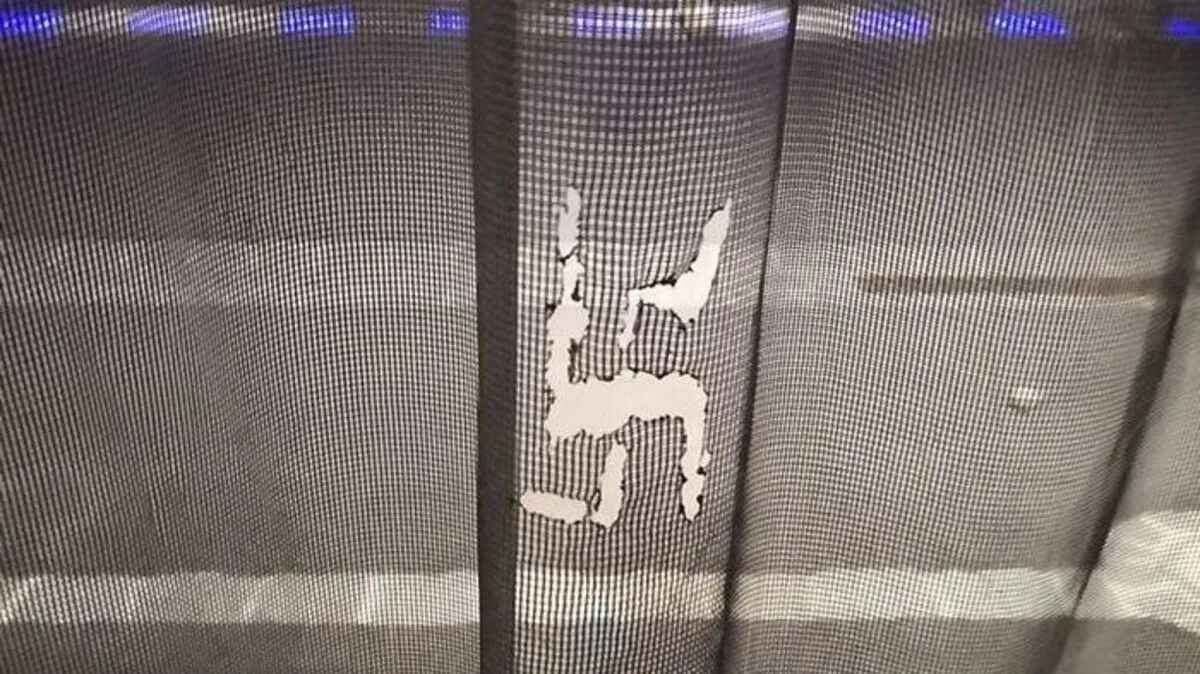 Das Hakenkreuz wurde in einen Vorhang eingeritzt