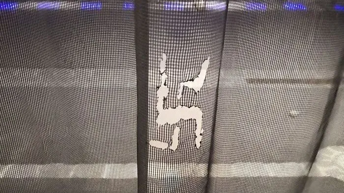Das Hakenkreuz wurde in einen Vorhang eingeritzt