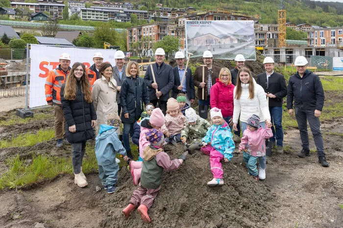 Im Bild vorne örtliche Kindergartenkinder und ihre Betreuerinnen, hinten v.l.: Michael Pirker (Polier STRABAG), Bernd Würcher (Bauleiter STRABAG), Alfred Trinker (Finanzreferent), Hermann Trinker (Bürgermeister), Franz Schaffer (2. Vizebürgermeister), Roland Hafner (Gemeinderat), Günther Gallob (GMP Architektur), Markus Komatz (Oberbauleiter STRABAG) und Franz Pilz (GMP Architektur)