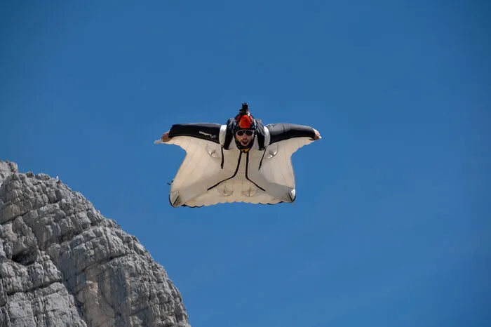 Beim Fliegen mit dem Wingsuit ist Michael Maili in seinem Element.