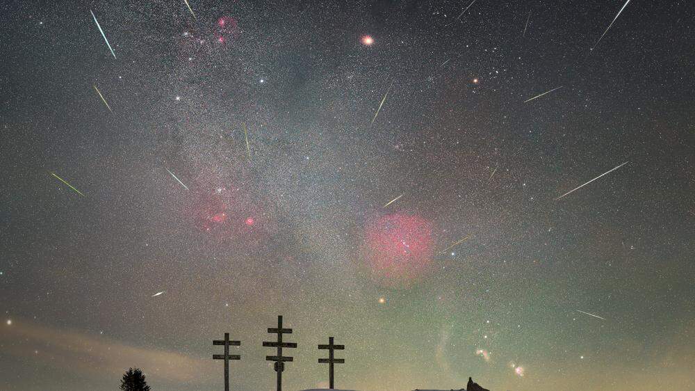 Das sind die Sternschnuppen aus 3 Stunden Aufnahmezeit,  zu sehen ist auch die Wintermilchstraße mit vielen farbenprächtigen Nebeln wie der Region um den Orion (unten)  die Plejaden (oben, bläulich) oder auch Mars hell im Zentrum. 